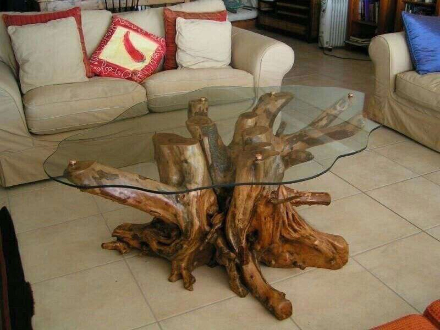 Mesa de centro com base de raiz e tampo de vidro