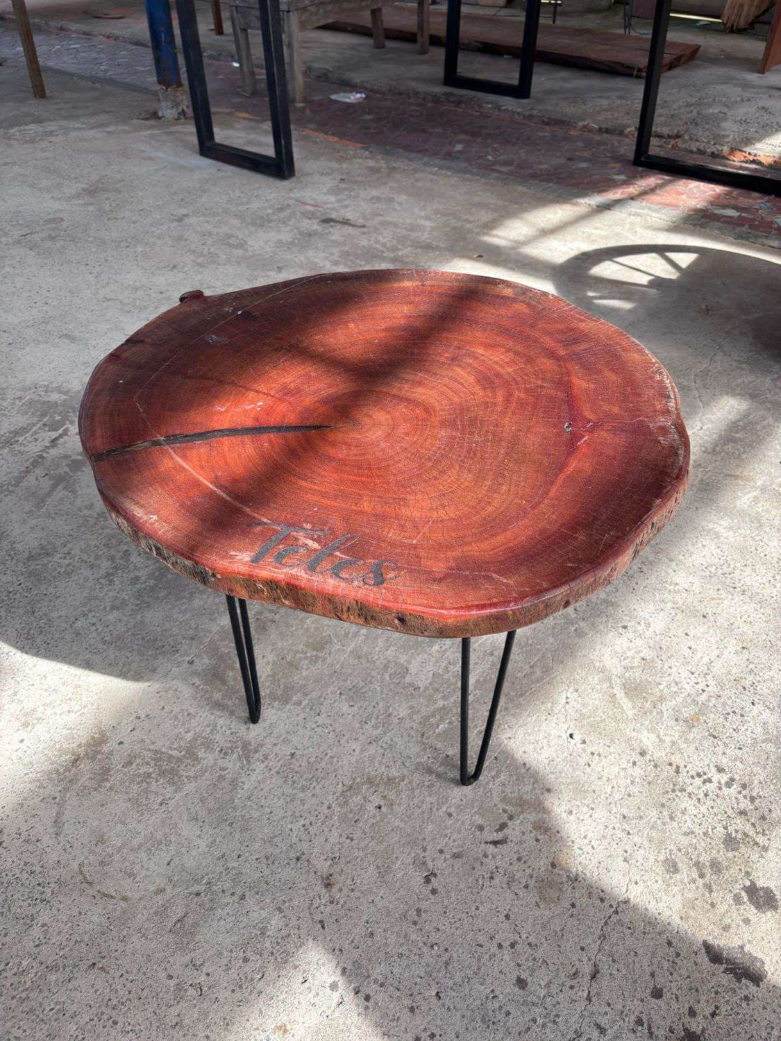 Mesa river table com resina azul